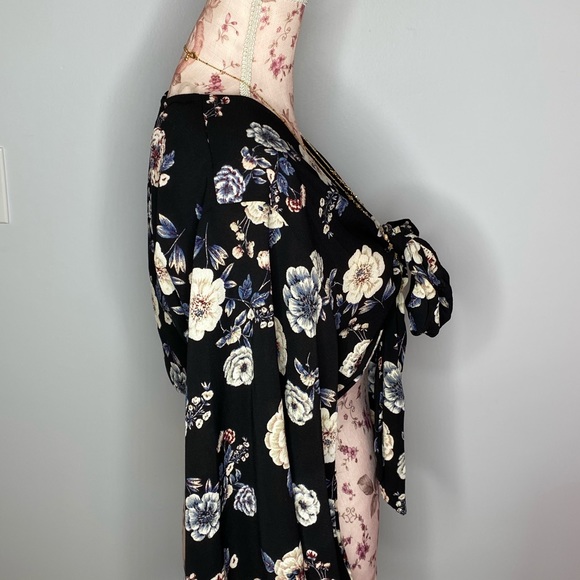 NWT floral tie front crop top - Picture 2 of 3